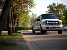 Аренда Ford Excursion (Форд) белого цвета,  25-х местный