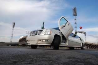 Взять напрокат Cadillac Escalade Tandem (Кадиллак Эскалейд) белого цвета, 12 метровый, 18 мест.