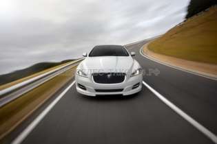 Взять на прокат автомобиль Jaguar XJ (Ягуар) белого цвета